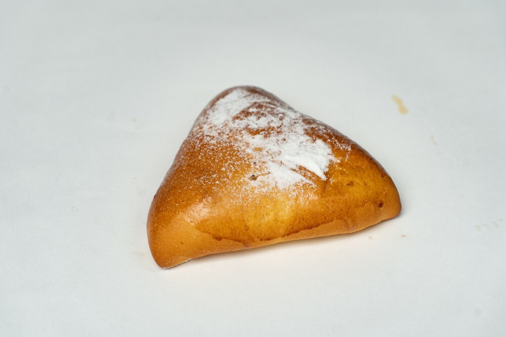 Булочка с начинкой яблоко-вишня