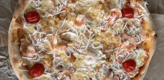 Пицца с крабом и тигровыми креветками