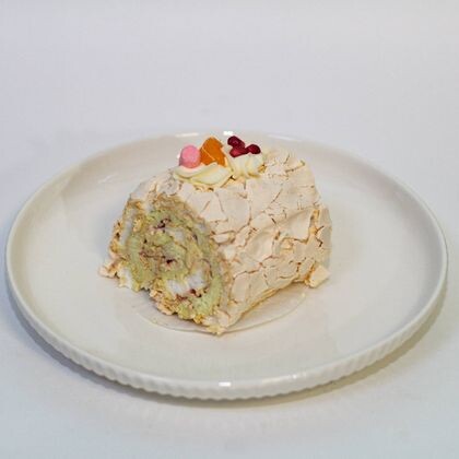 Меренговый рулет с фисташкой