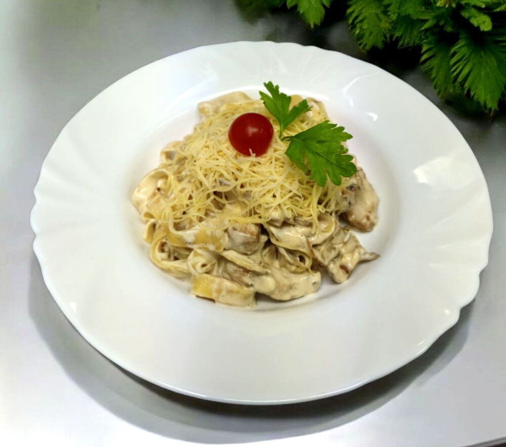 Фетучини с курицей и грибами