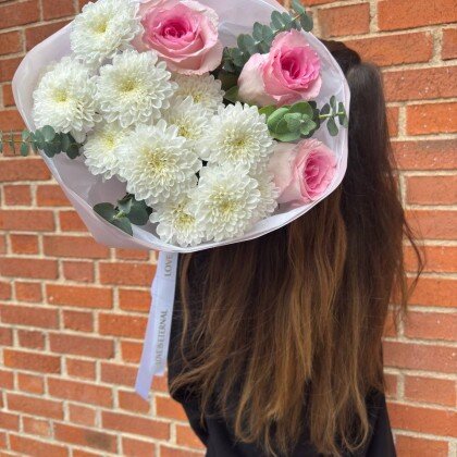 Белые хризантемы с розовыми розами Эквадор "Любимой" 💕