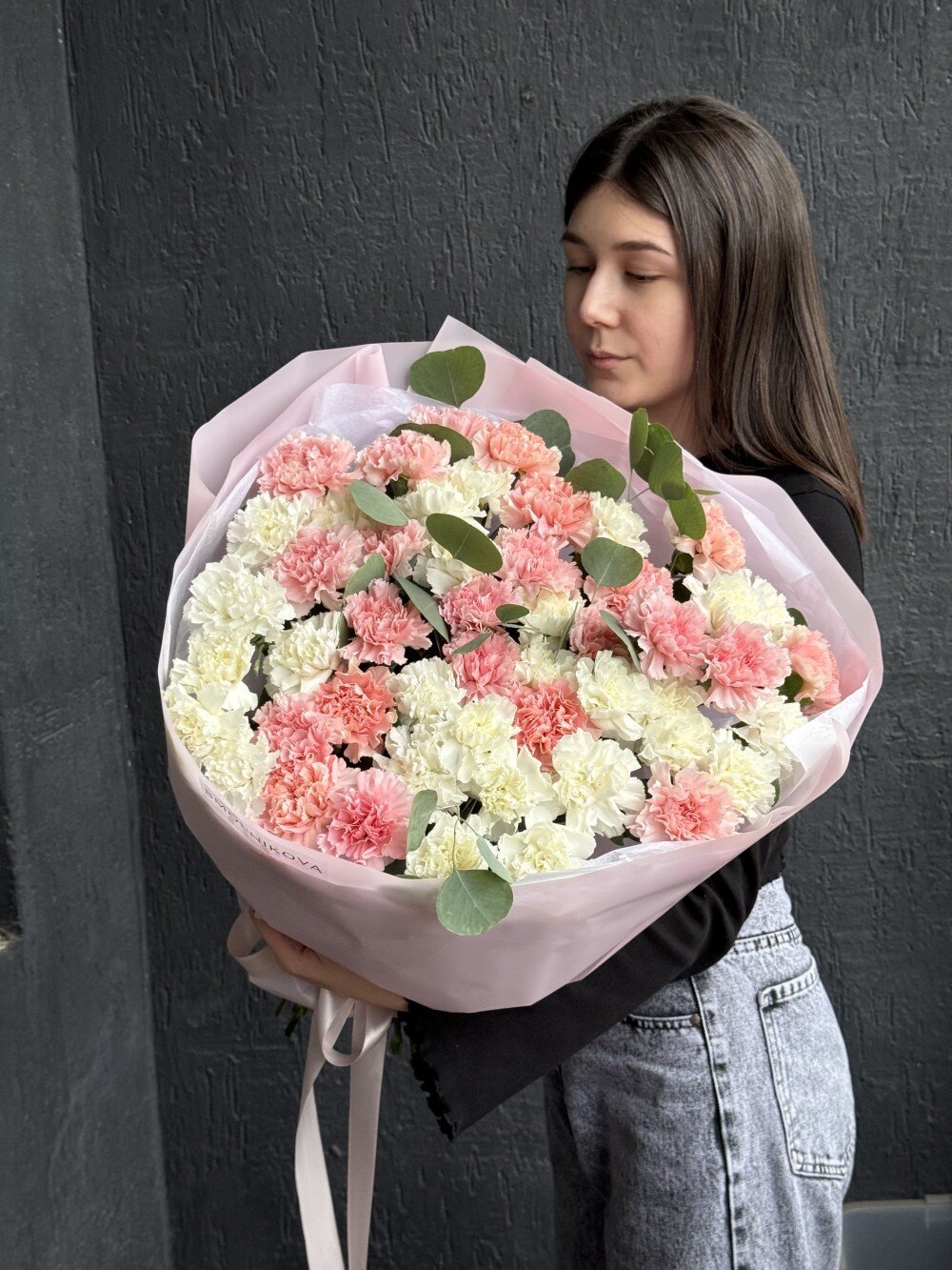 Большой букет стойких ажурных диантусов