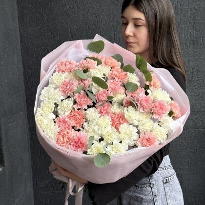 Большой букет стойких ажурных диантусов