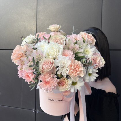 Композиция цветов в коробке