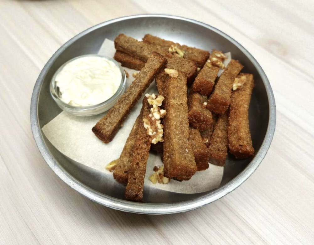 Гренки чесночные с чесночным соусом