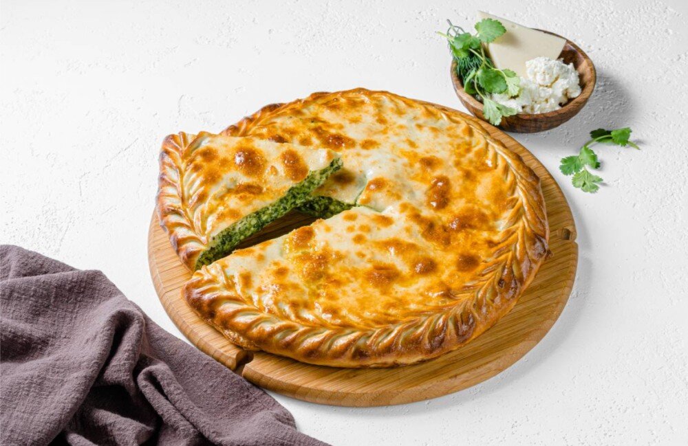 Пирог закрытый с яйцом и зеленым луком