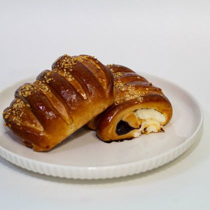 Булочка с начинкой малина-творог