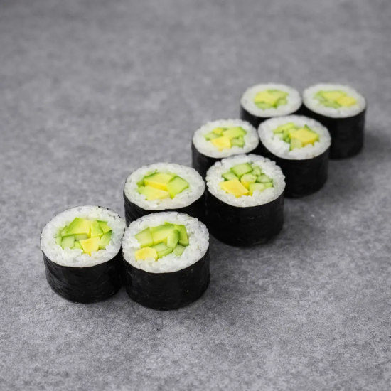 Маки ролл с авокадо и огурцом