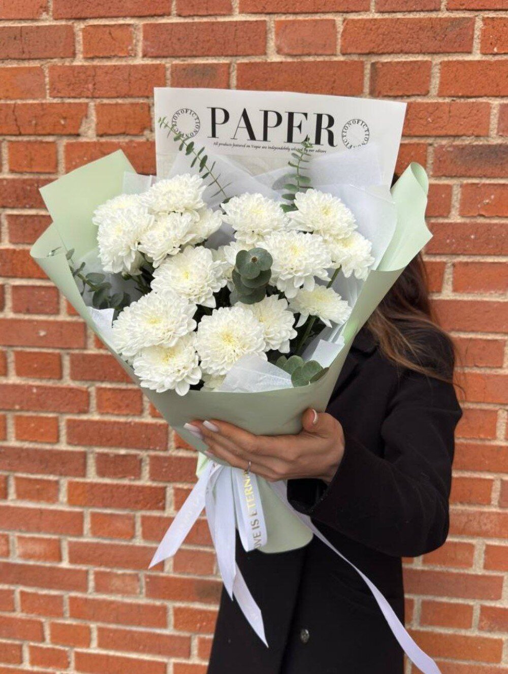 Букет из белых хризантем с эвкалиптом  💕
