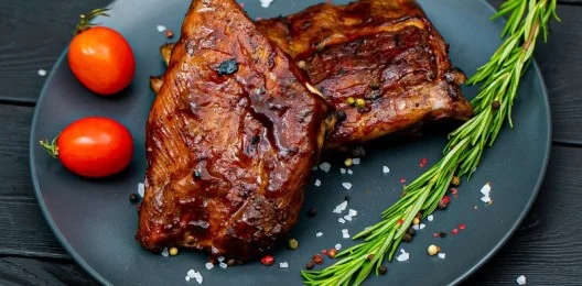Ребра свиные,глазированные соусом BBQ