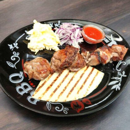 Шашлык из телятины с салатом Коул Слоу