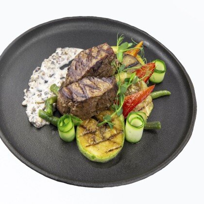 Медальоны из филе телятины с овощами гриль