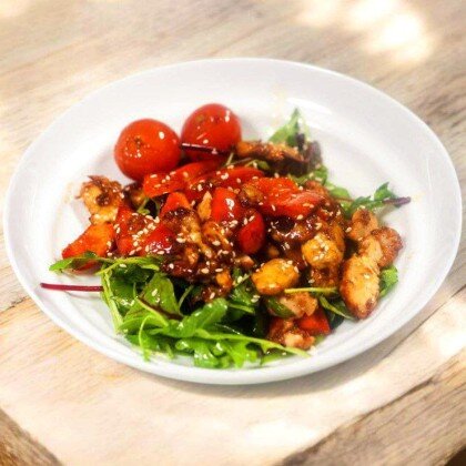 Теплый салат с курицей и сладким перцем