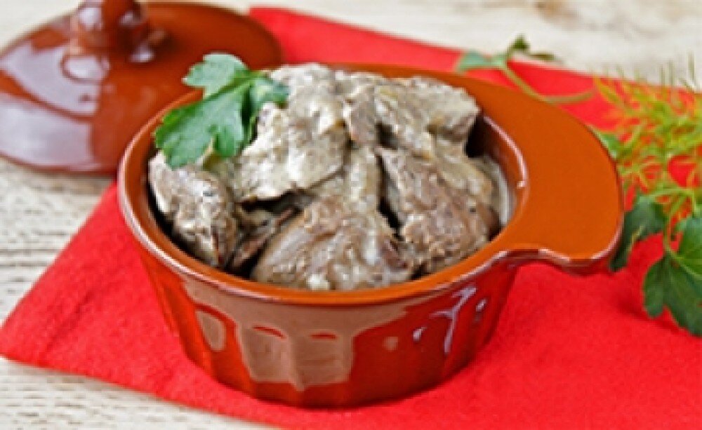 Печень куриная с луком и сметаной