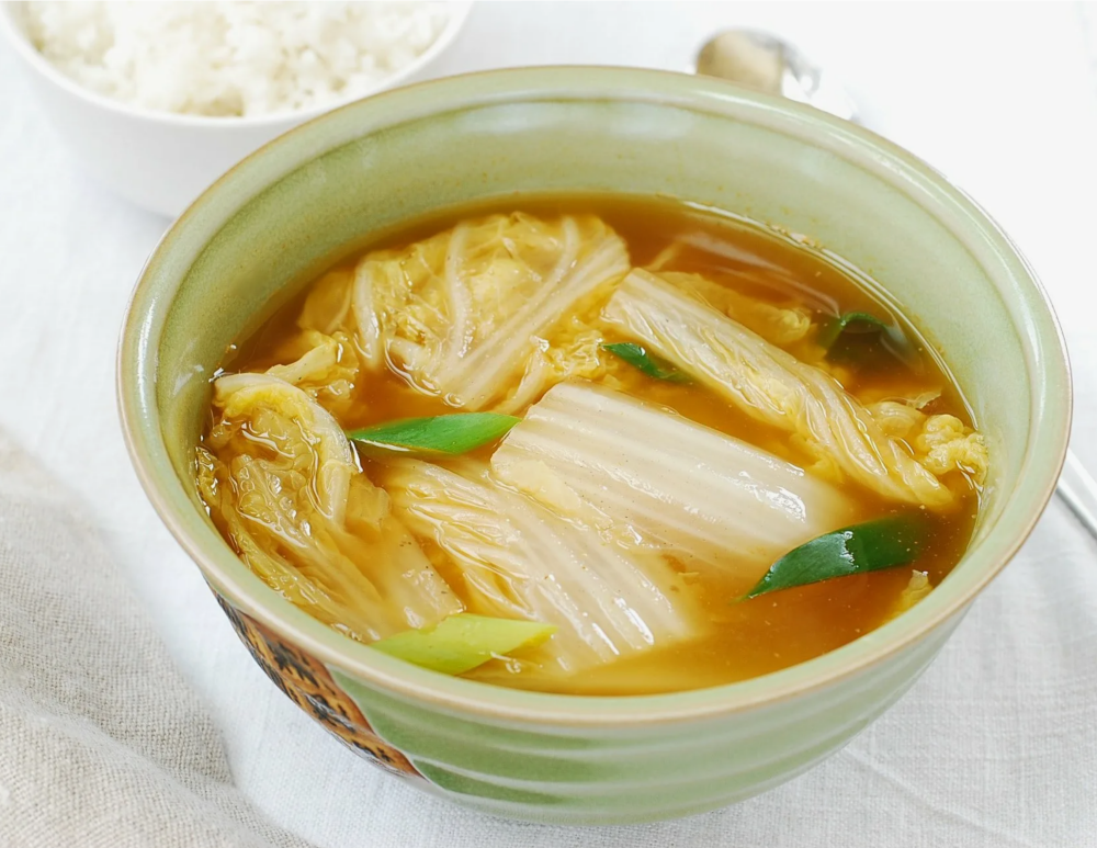 Вареный карп в бульоне с маринованной пекинской капустой