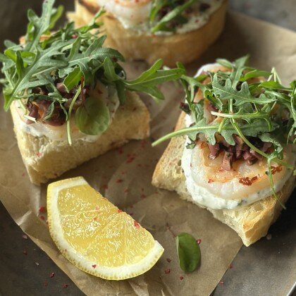 Брускетта с креветкой