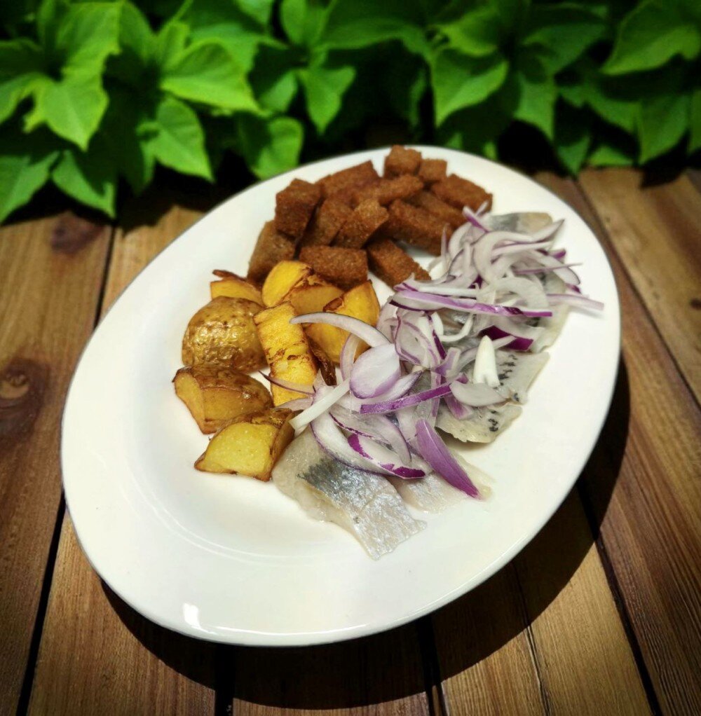 Сельдь с отварным картофелем и гренками