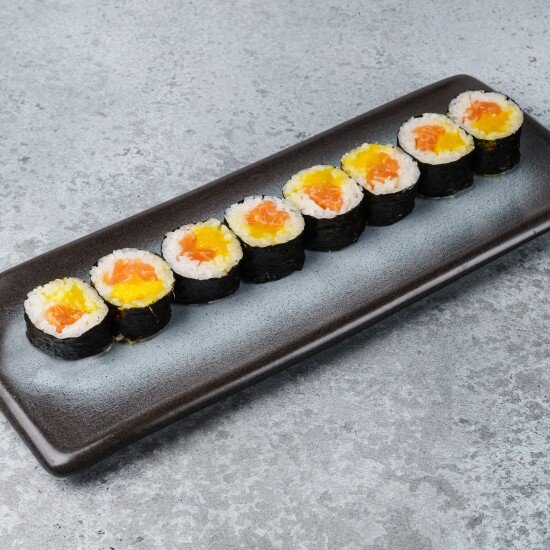 Маки ролл лосось-манго