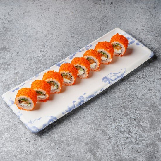 Ролл с лососем, тобико и огурцом