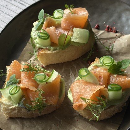 Брускетта с лососем слабой соли