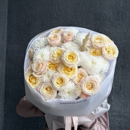 Букет из хризантем и куствых роз