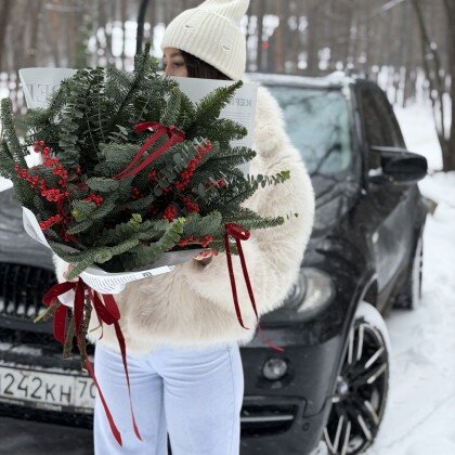 Зимний букет с илексом , бантиками и эвкалиптом 🎄