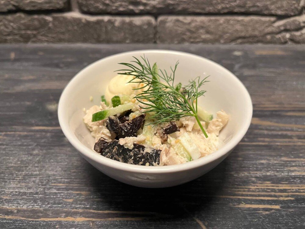 Из курицы с черносливом, сыром и орехами