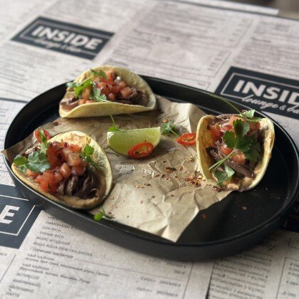 Тако с рваной говядиной и соусом чипотле