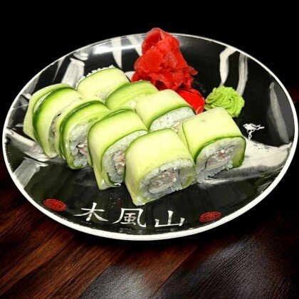 Ролл с огурцом и крабовой начинкой