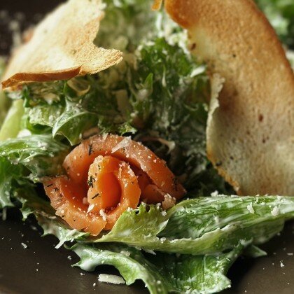 Цезарь с красной рыбой