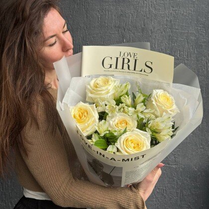 Роскошные пионовидные розы с альстромерией