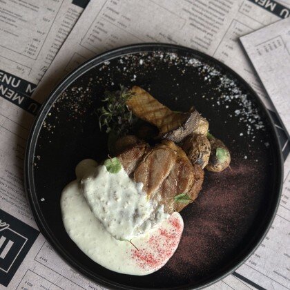 Томленая свиная шея со сливочно-трюфельным соусом