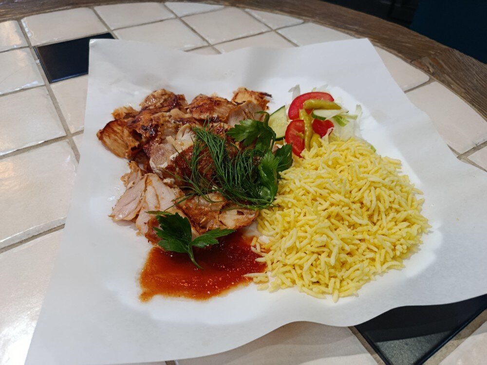 Донер на тарелке с рисом из курицы
