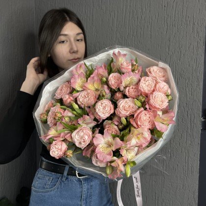 Шикарные кустовые розы в букете