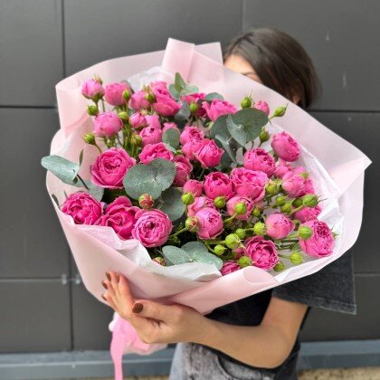 Пионовидные кустовые розы с эвкалиптом розы в шикарном букете