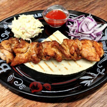 Шашлык из курицы с салатом Коул Слоу