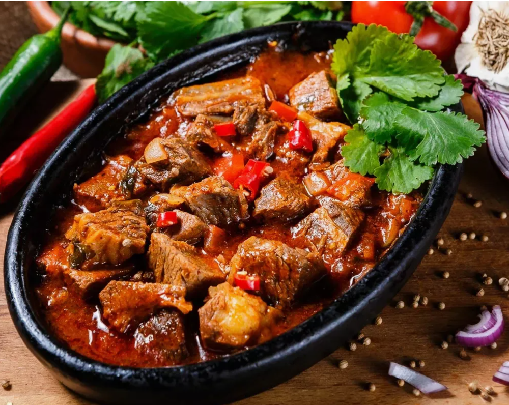 Говядина жаренная на раскаленном блюде с овощами