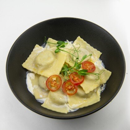 Равиоли с телятиной и сыром пармезан под сливочно-сырным соусом