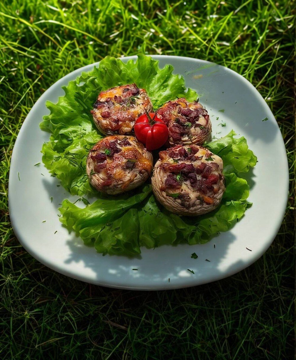 Шампиньоны с языком и сыром