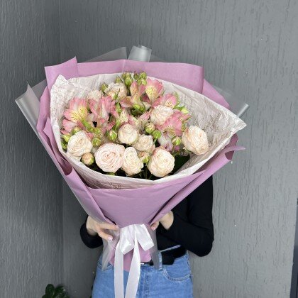 Красивый букет с премиальными кустовыми розами