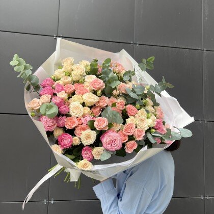 Огромный букет из кустовых роз