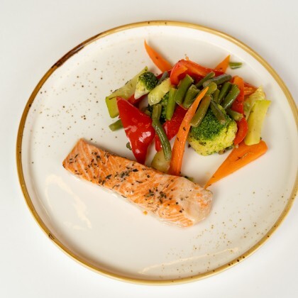 Стейк форели с овощами на пару