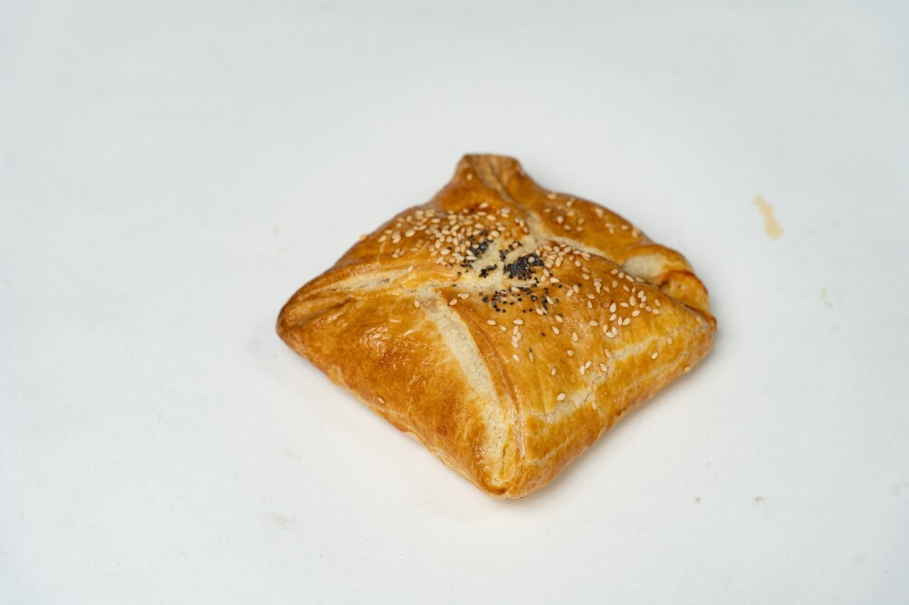 Слойка с ветчиной и сыром