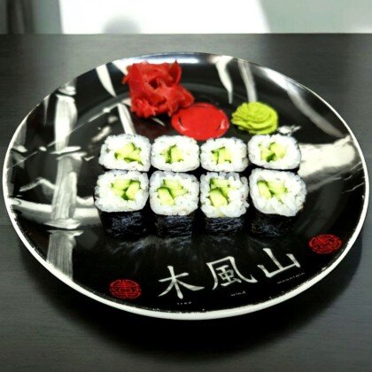 Ролл с огурцом / авокадо