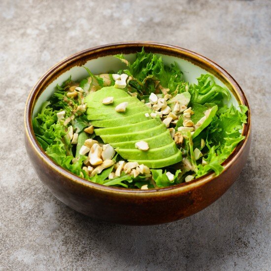 Зелёный салат с авокадо