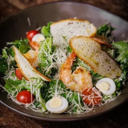 Цезарь с тигровыми креветками