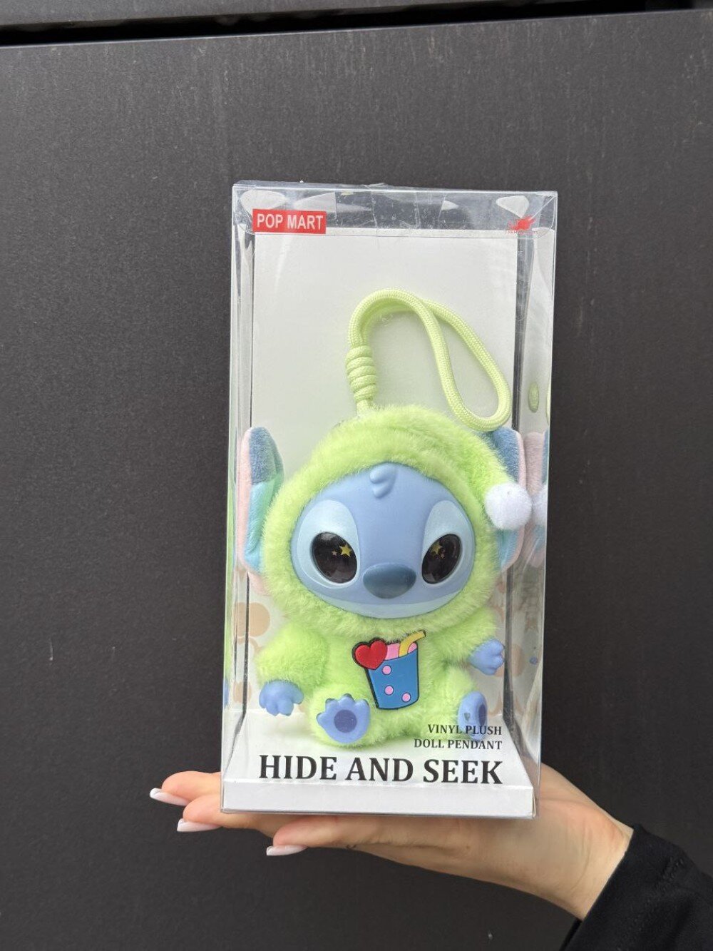 Стич в зеленом костюме