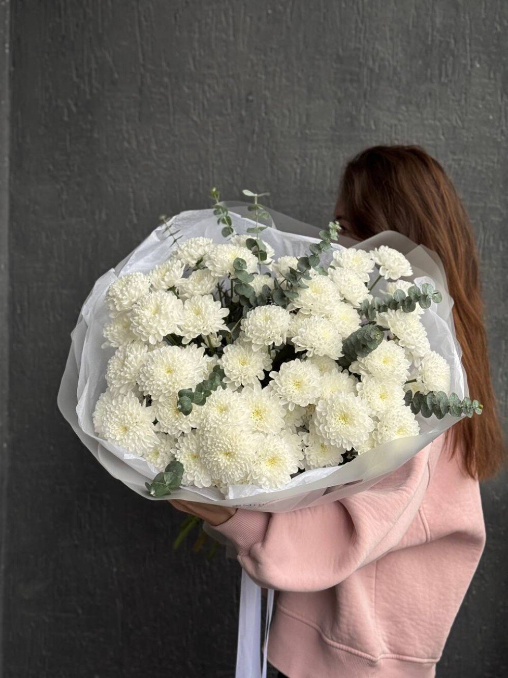 Большой букет хризантем с эвкалиптом 💕