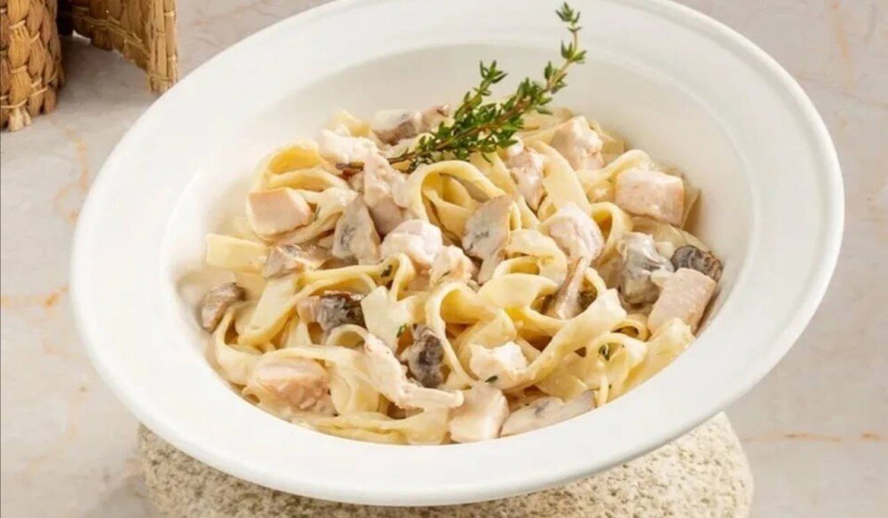 Паста с курицей и грибами