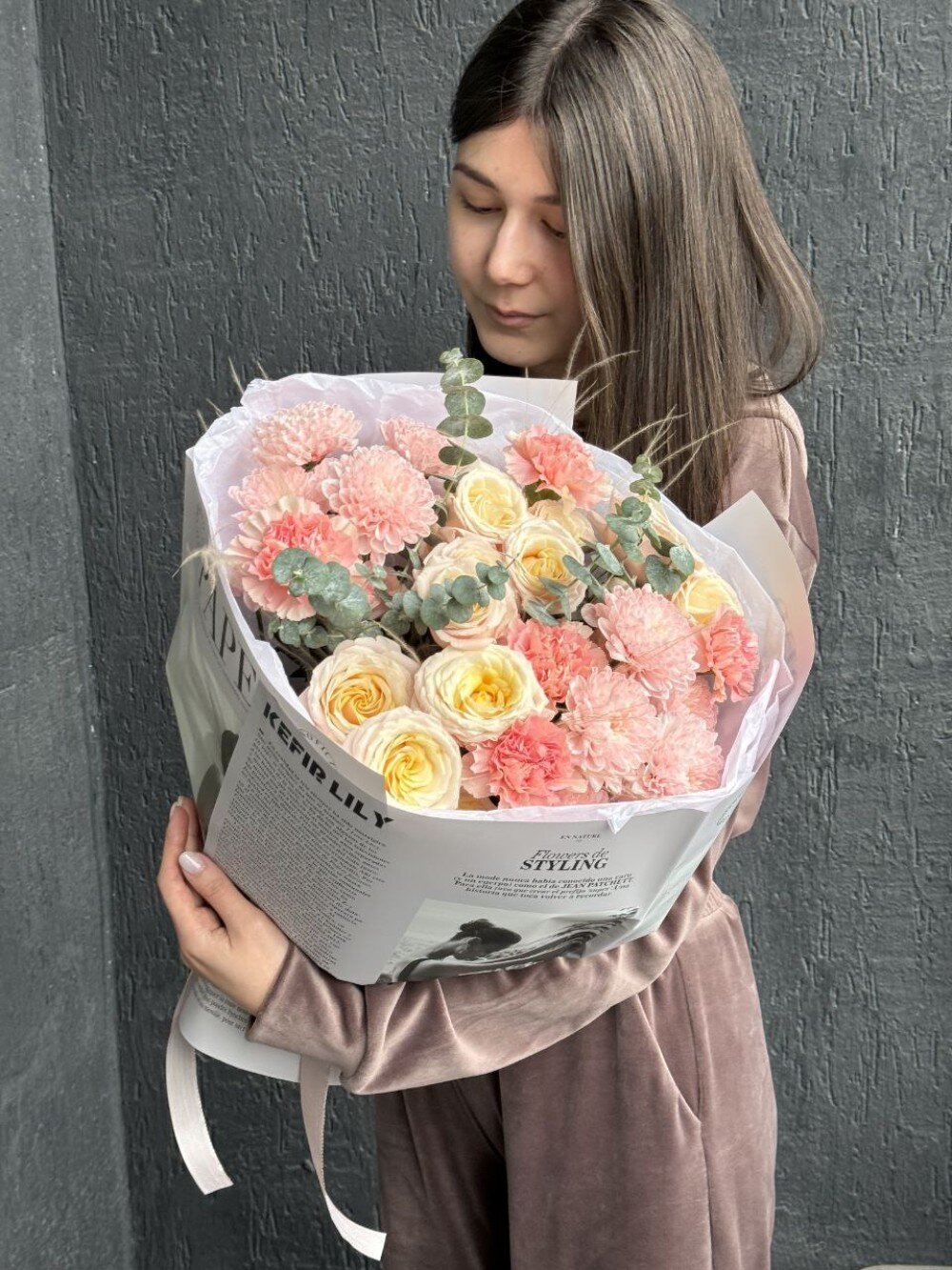 Букет из роз, хризантемы и диантусов "Нежный поцелуй"